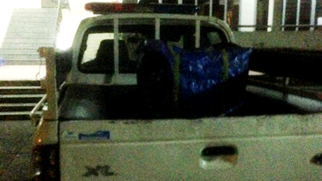 Chiếc két sắt bên trong có hàng tỷ đồng trùm kín bao tải đang bị công an tạm giữ điều tra