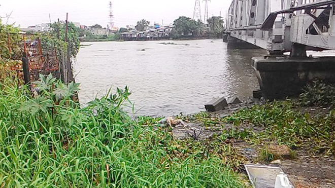 Thi thể nạn nhân được kéo vào bờ