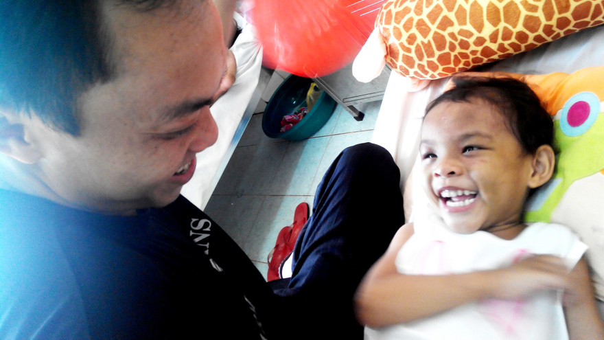 Bé Ngân đã khỏe và thường cười với cha