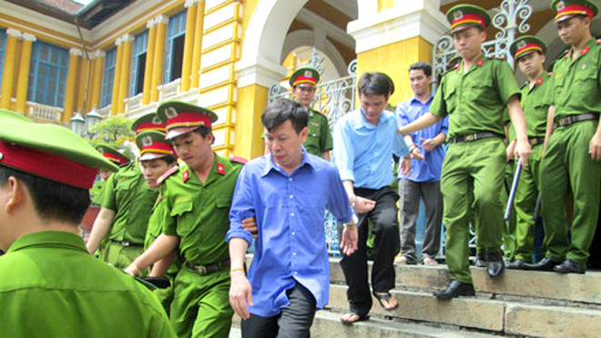 Bị cáo Trí (đầu tiên) và đồng phạm được đưa về trại giam sau khi tuyên án - Ảnh: Bích Ngọc