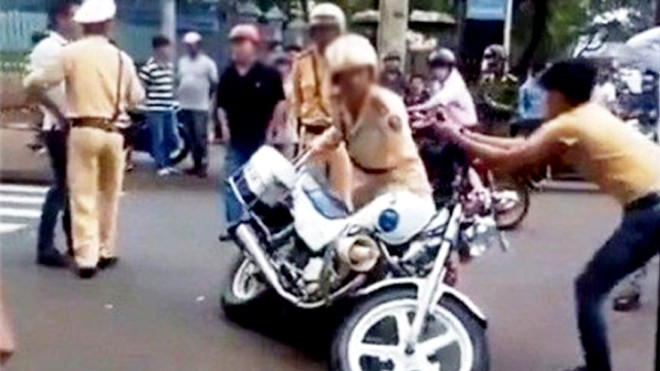 Hai anh em say xỉn tấn công CSGT. Ảnh minh họa