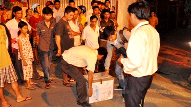 Thiết bị được cho vào thùng thiếc di chuyển khỏi hiện trường