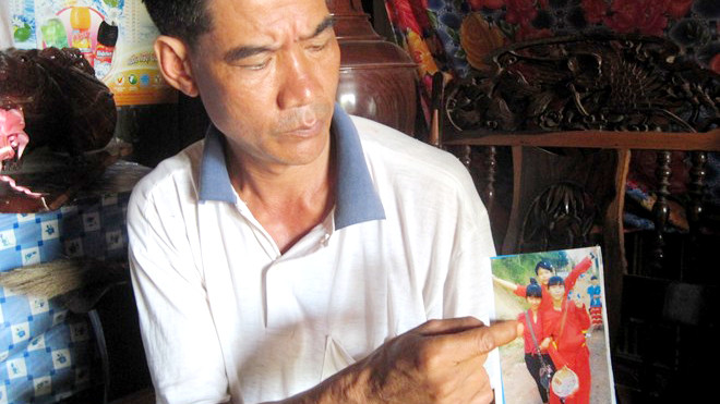 Anh Huy và tấm hình Vân Ánh chụp cùng bạn trong đội múa lân