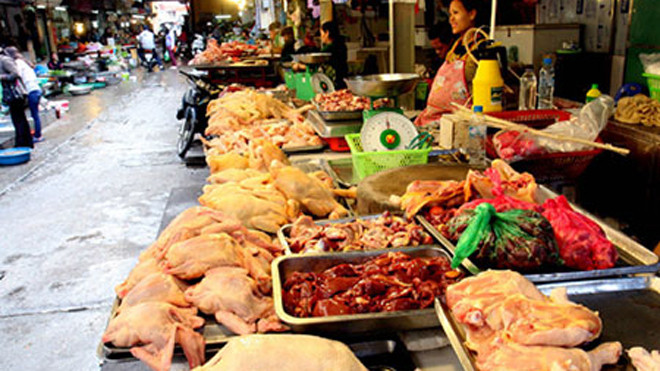 Quầy bán hàng thực phẩm tươi sống gia súc gia cầm ở chợ Hôm Đức Viên. Ảnh: Đình Huệ - TTXVN