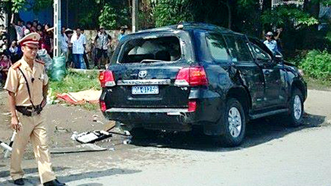Xe 7 chỗ bị bắn vào lề đường khiến 3 người tử vong và một người bị thương. Ảnh: Sơn Dương