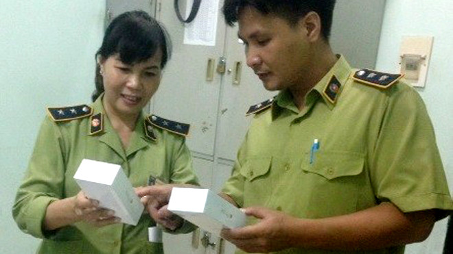 Đây là vụ phát hiện iPhone 6 không có hóa đơn chứng từ đầu tiên ghi nhận tại Hà Nội. Ảnh: Việt Đức