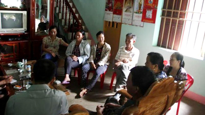 Các phụ huynh lo lắng về tình trạng sức khỏe con em. Ảnh: Zing