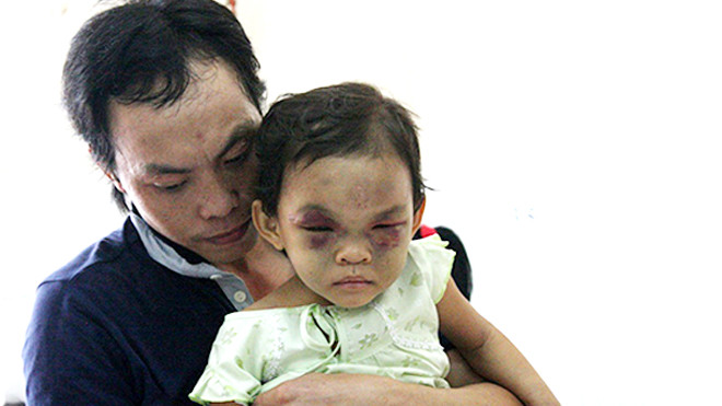 Bé Ngân trong vòng tay của cha ruột