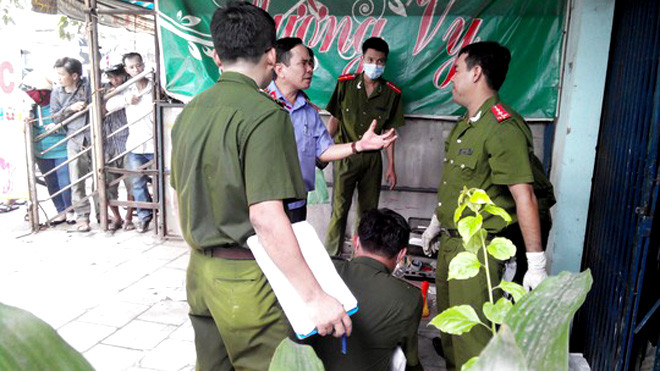 Cảnh sát điều tra tại hiện trường 