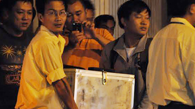 Thiết bị chứa phóng xạ được để trong thùng kín đưa đi. Ảnh: Quốc Thắng