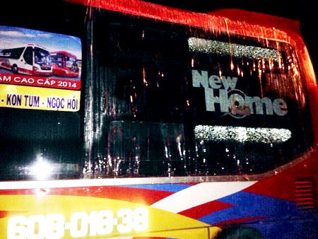 Xe của công ty TNHH Tân Miên bị ném vỡ kính, phải dùng băng keo dán tạm để chạy tiếp. Ảnh do nhà xe cung cấp