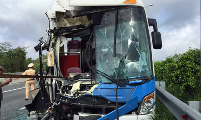 Ôtô 45 chỗ nát phần đầu sau cú tông. Ảnh: Vân Quỳnh.