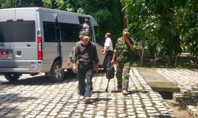 Các đơn vị khẩn trương lên núi tiếp cận xác máy bay.