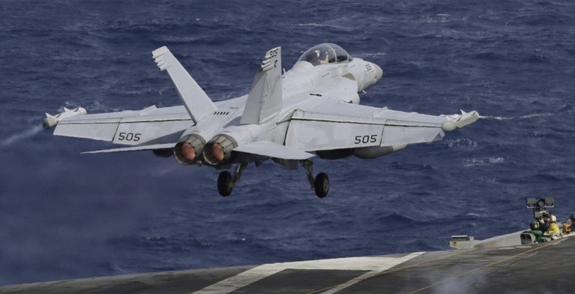 Một máy bay quân sự Mỹ trên biển Đông trong tháng trước. (Ảnh: AP)