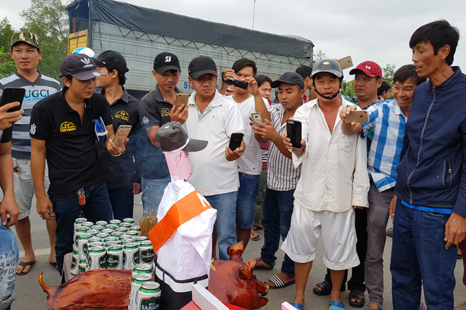 Náo loạn tại BOT Sóc Trăng khi tài xế mang heo đến cúng