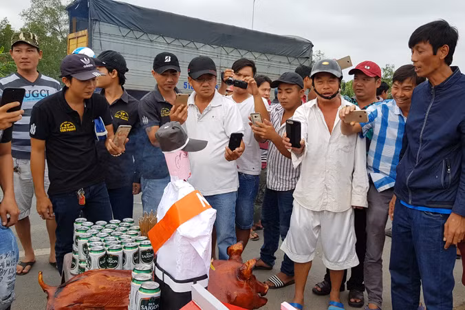 Náo loạn tại BOT Sóc Trăng khi tài xế mang heo đến cúng