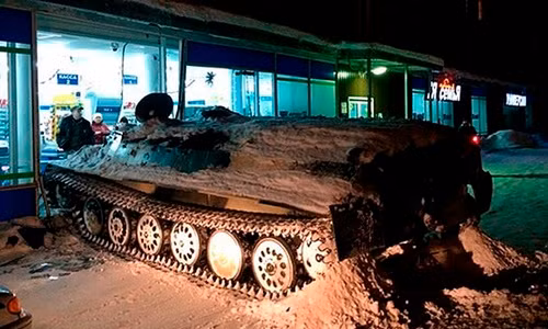 Chiếc xe thiết giáp đâm vào cửa kính một siêu thị ở Apatity. Ảnh: AP.