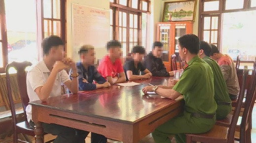 Nhóm thiếu niên tại cơ quan công an
