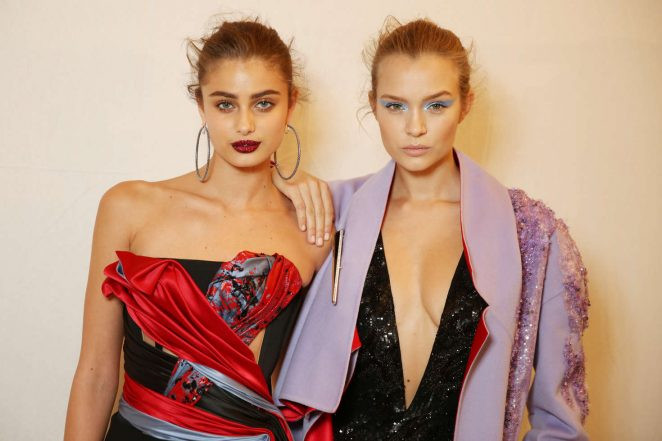 Dàn ‘chân dài’ quyến rũ sải bước trong show Versace