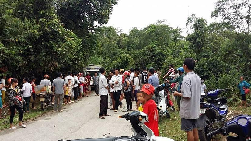 Rất đông người dân địa phương hiếu kỳ tới xem CQĐT dựng lại hiện trường vụ án.