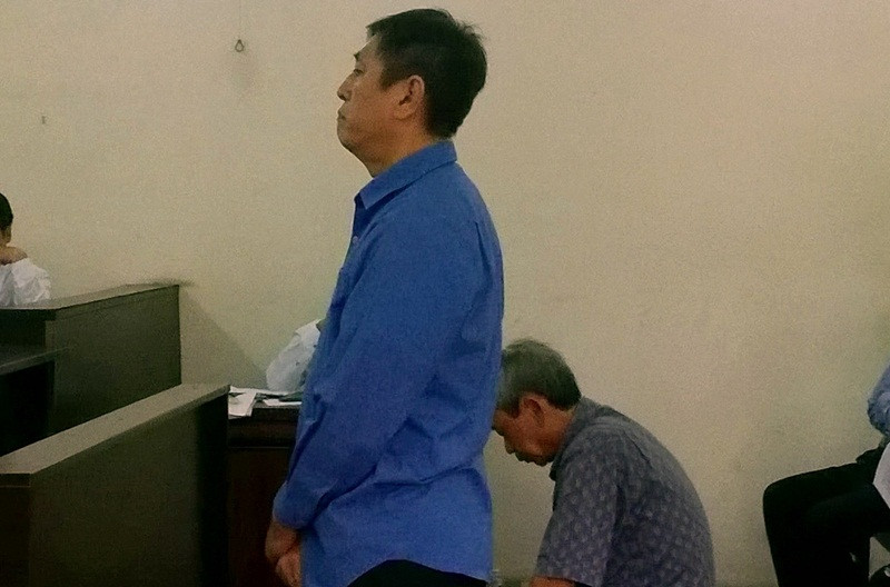 Nguyên giám đốc Phạm Nhật Kiều (trái) và phó giám đốc Lê Mạnh Dũng tại phiên tòa. Ảnh: Tân Châu