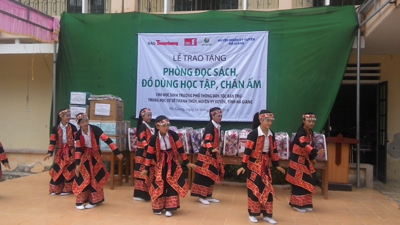 Tặng sách vở và chăn ấm cho học sinh biên giới Hà Giang