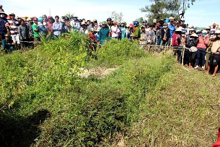 Rất đông người dân chứng kiến hiện trường vụ việc.