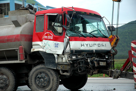Chiếc xe bồn chở xăng hư hỏng phần đầu sau vụ tai nạn.