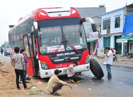 Nhà xe thay bánh phải phía trước bị cháy và khắc phục sự cố để tiếp tục hành trình.