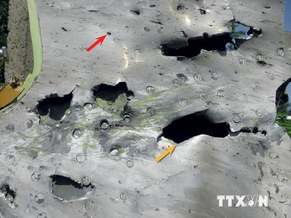 Những lỗ thủng trên mảnh vỡ của chiếc máy bay Boeing 777 mang số hiệu MH17. (Nguồn: THX/TTXVN)