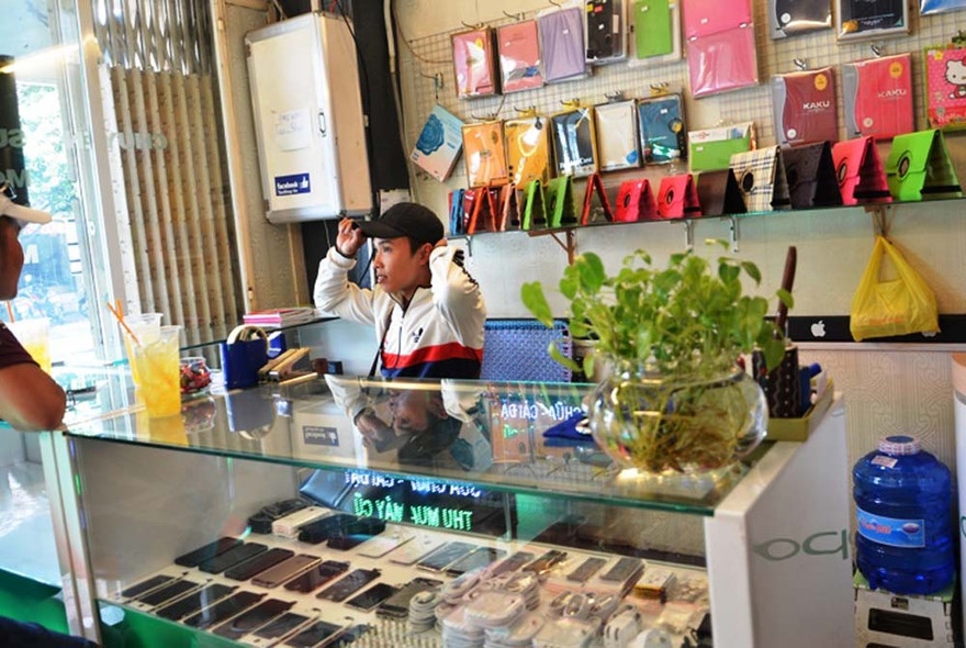 Bên trong cửa hàng bán điện thoại của anh Nghĩa.