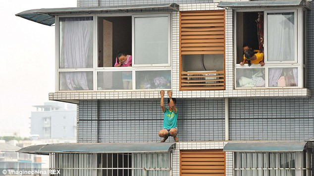 Trèo ra ngoài cửa sổ tầng 11... trốn làm bài tập