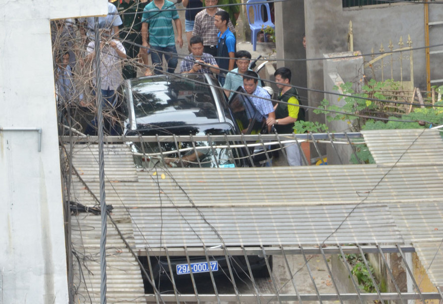 Đối tượng được dân giải ra ngoài xe.