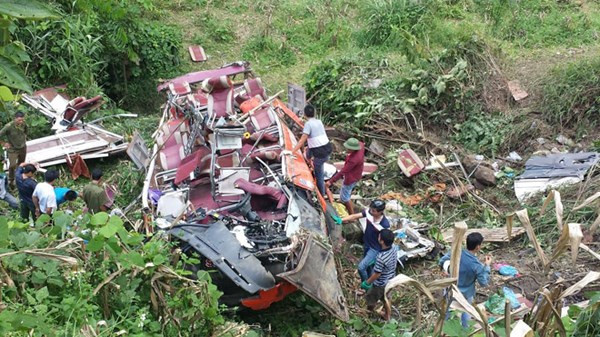 Hiện trường vụ tai nạn xe khách.
