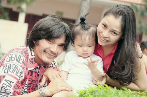 Công Ninh đang hạnh phúc với người vợ kém anh hơn 20 tuổi và cô con gái đáng yêu hơn một tuổi.