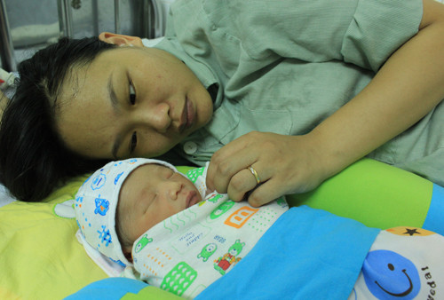 Sức khỏe cả hai mẹ con chị Đàm Thị Thu Lan khá ổn định. Ảnh: Hoàng Phương.