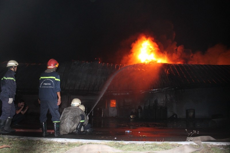 Lực lượng PCCC của 3 tỉnh thành gồm Bình Dương, Đồng Nai, TP.HCM đã hỗ trợ, nổ lực khống chế đám cháy.