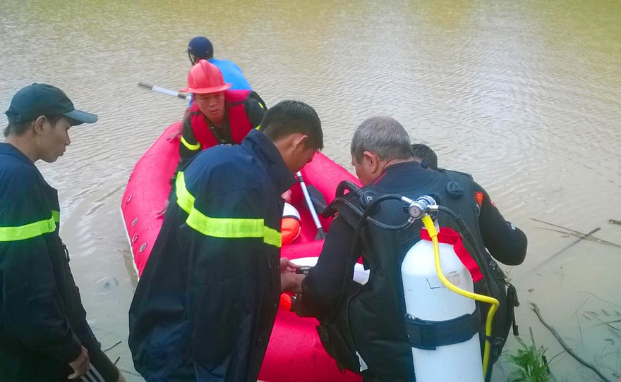 “Ông già Biển hồ” cùng lực lượng cứu hộ tìm kiếm nạn nhân. Ảnh Chí Dũng.