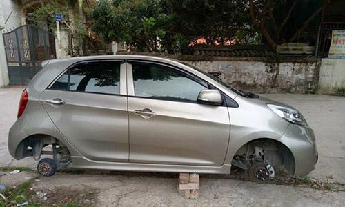 Chiếc xe ô tô bị mất trộm hai lốp.