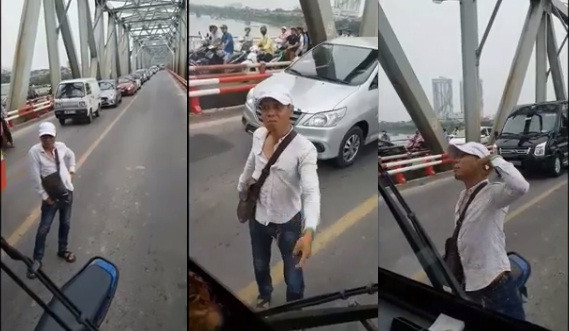 Thanh niên chặn đầu xe buýt, lớn tiếng đòi nhường đường và chửi rủa tài xế. Ảnh cắt từ clip