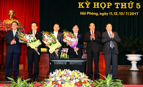 Lãnh đạo thành phố chúc mừng 2 tân Phó chủ tịch cùng một ủy viên thành phố.