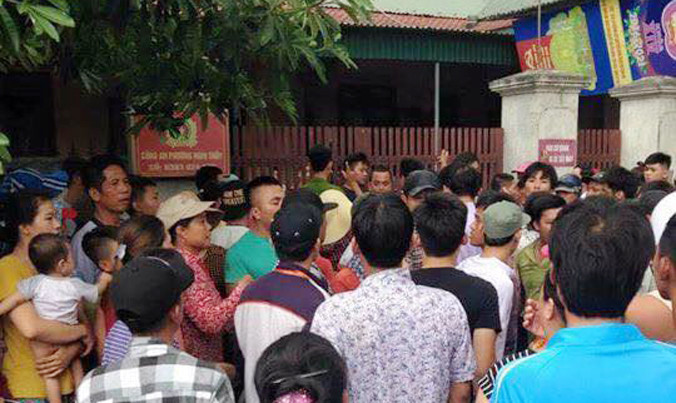 Hàng trăm người dân bức xúc yêu cầu CQĐT xử lý bà Thủy. Tuy nhiên, đây là sự hiểu lầm đáng tiếc.