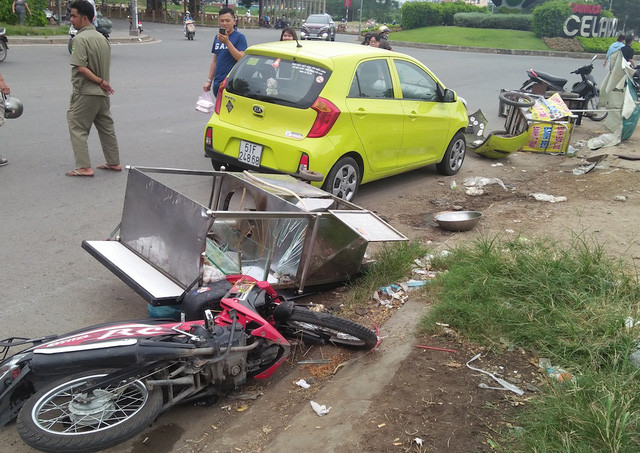 Hiện trường vụ tai nạn do 2 phương tiện rượt đuổi nhau gây ra.