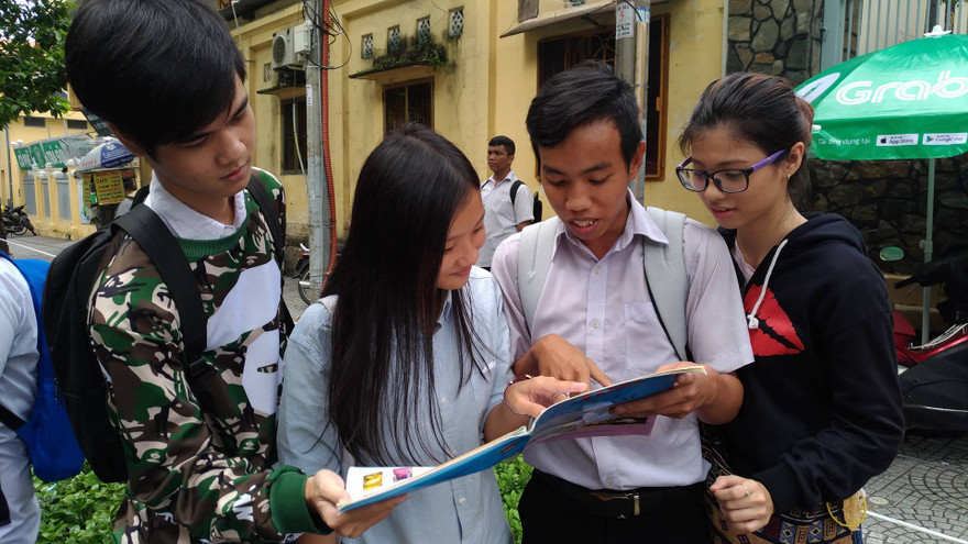 Thí sinh trao đổi bài thi sau khi kết thúc kỳ thi THPT QG 2017 tại TPHCM.