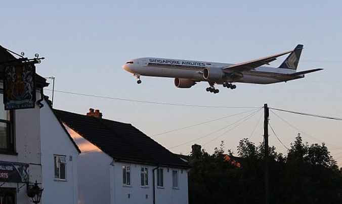 Người dân sống gần Sân bay khổ sở vì tiếng ông của máy bay mỗi khi cất và hạ cánh.