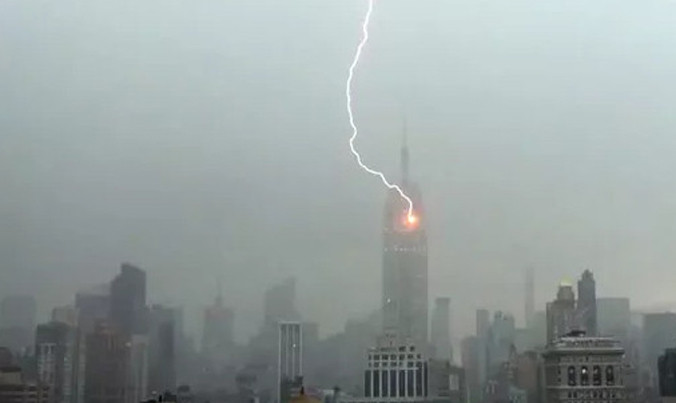 Sét đánh trúng tòa nhà Empire State. Ảnh: RT.