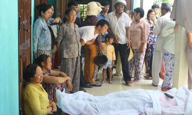 Gia đình gào thét đau đớn trước cái chết của con, cháu. Ảnh: Điền Quang/Zing