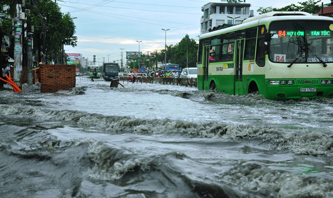 Đường Kinh Dương Vương biến thành sông sau cơn mưa.