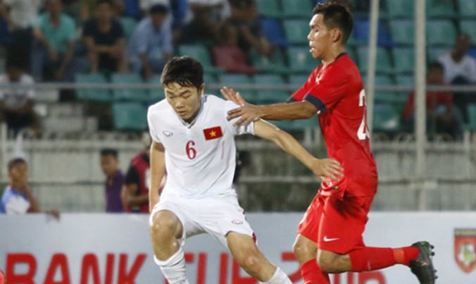 Trong trận chung kết, Xuân Trường có nhiều đường chuyền dài chuẩn xác, là vũ khí lợi hại đối phó với hàng phòng ngự số đông của Singapore. Ảnh: Đông Huyền.