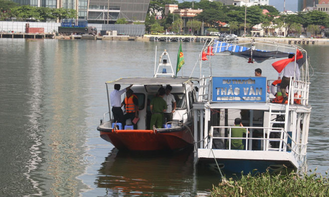 Cơ quan cảnh sát điều tra khám nghiệm hiện trường vụ án.